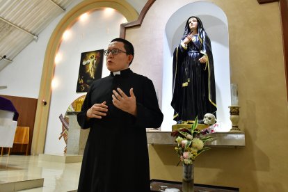 El párroco Michael Quijije explica las diferentes actividades del programa de fiesta.