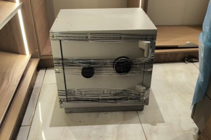 Una caja fuerte fue encontrada durante los allanamientos.