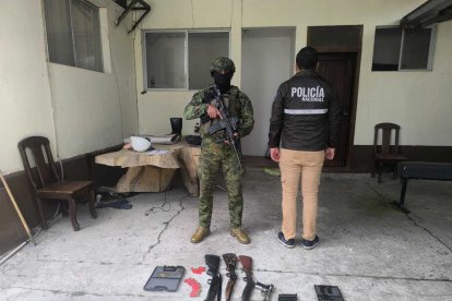 Las evidencias halladas incluyen armas de fuego y también municiones.