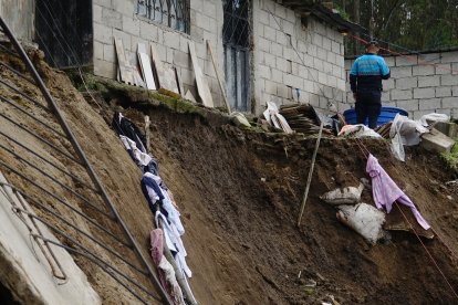 Agentes metropolitanos apoyaron con el resguardo y movilización de enseres.