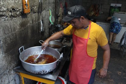 El propietario es quien se encarga de la cocina.