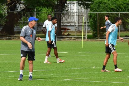 Jorge Célico dirigió el entrenamiento. Busca recuperarse del Clásico del Astillero.