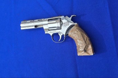 El arma hallada como evidencia en poseción del joven.