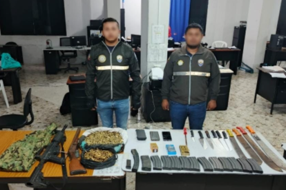Las autoridades decomisaron armas, drogas y vehículos durante los operativos.