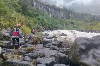 Rescatistas recorren el río Pastaza, mientras la corriente impide las labores.