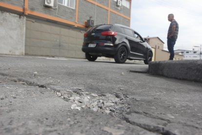 En el último hecho, a causa de la explosión, quedó un orificio en la calzada.