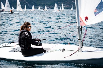 Cira Vera en competencia en el lago Garda, en Italia