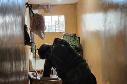 Militares y Policías realizaron varios allanamientos.