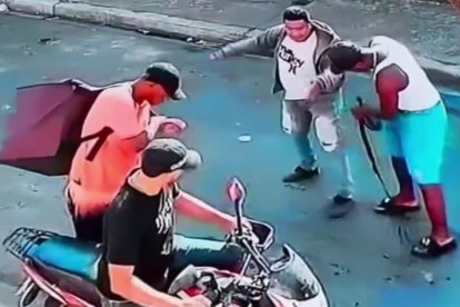 El trabajador fue bajado de la motocicleta.