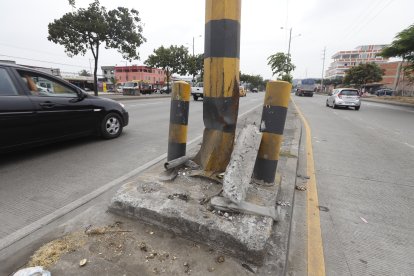 Algunos postes, aceras y bordillos en la autopista Narcisa de Jesús están destruidos.