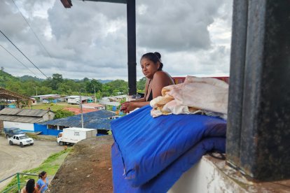 Unos afectados han puesto a secar los colchones que lograron recuperar.