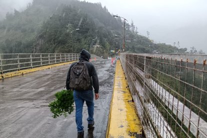 Desde el puente al río hay unos 400metros de distancia.