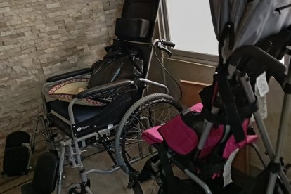 Estas son las sillas que usa Fátima para poder comer sentada, ya que no puede sentarse por sí sola.