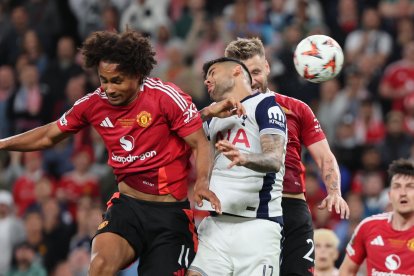 BILBAO, 21/05/2025.- El defensa del Tottenham Cristian Romero (c) lucha con Joshua Zirkzee (i), del Manchester, durante la final de la Liga Europa que Tottenham Hotspurs y Manchester United disputan este miércoles en el estadio de San Mamés, en Bilbao. EFE/Luis Tejido