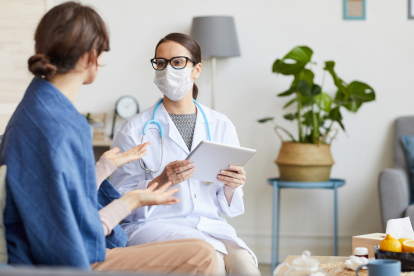 Una suscriptora de EXTRA accede a atención médica ambulatoria gracias al nuevo plan de salud incluido.