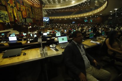 Así se posicionaron los asambleístas correístas al momento de recibir el resultado de las votaciones.