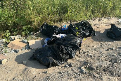 Así fueron encontrados los panfletos y restos humanos.