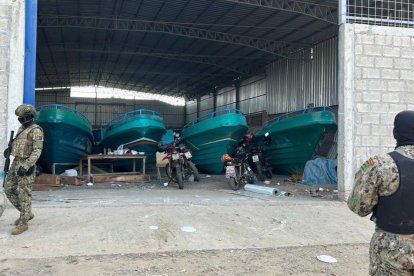 Allanaron varios bodegas y encontraron lanchas.