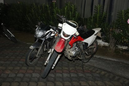 Estas fueron dos de las motocicletas que encontraron en el supuesto centro de almacenamiento.