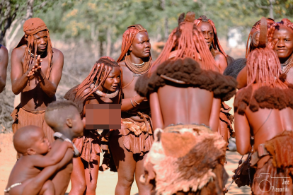 Esta es una danza erótica de fertilidad en la tribu Himba (Namibia), hecha solo por mujeres.