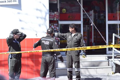 Al lugar de los hechos arribaron uniformados de la policía de Quito. Un guardia resultó herido.