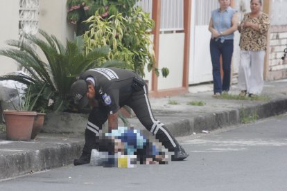 Policías acudieron a la zona para retirar el cuerpo.