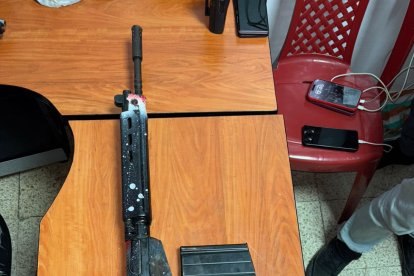 Un rifle de alto calibre y poder de disparo fue encontrado en poder de los maleantes.