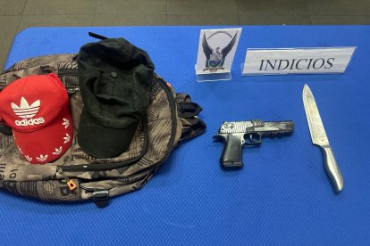 El cuchillo, la pistola de juguete y la mochila donde el asaltante guardaba los objeto que sustraía a los pasajeros.