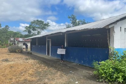 Además de la falta de maestros, esta escuela presenta daños estructurales, las paredes de las aulas están agrietadas, los pupitres deteriorados y sucios.