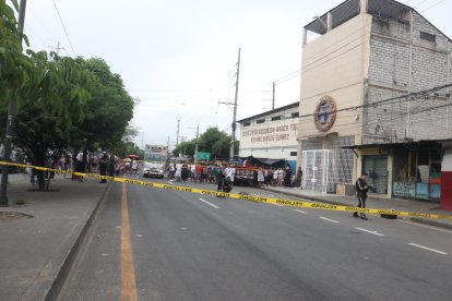 Según información policial, dos personas murieron en este tiroteo y otra más resultó herida.