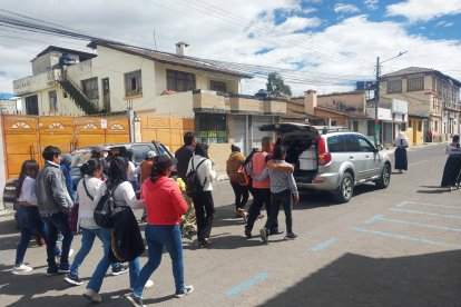 El traslado se hizo por la calle Sucre, en Tabacundo, cantón Pedro Moncayo.