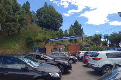 El parqueadero externo de la Casa de la Selección en Quito empezó a albergar los autos de quienes alistan todo para la Tri.