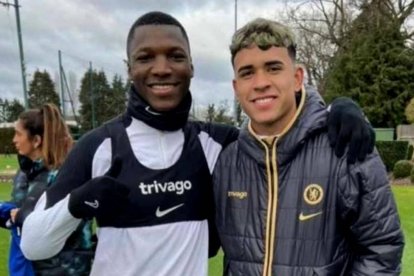 Kendry Páez junto a Moisés Caicedo en una de sus visitas al Chelsea.