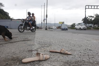 Las zapatillas de la mujer herida quedaron en el lugar.