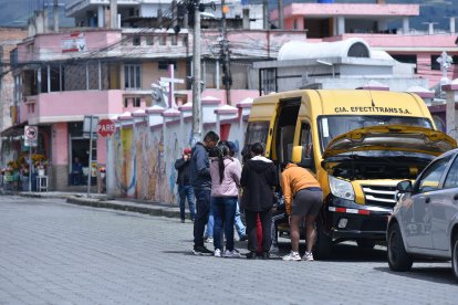 Familiares de las víctimas esperaban afuera de la morgue de Machachi a que los policías les den el informe del accidente, para poder retirar los cadáveres.
