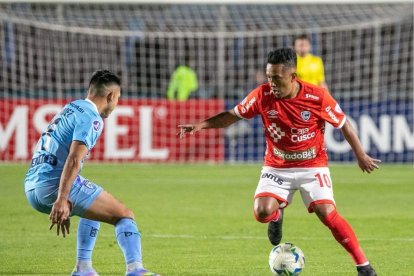 Christian Cueva destaca como volante en Cienciano.