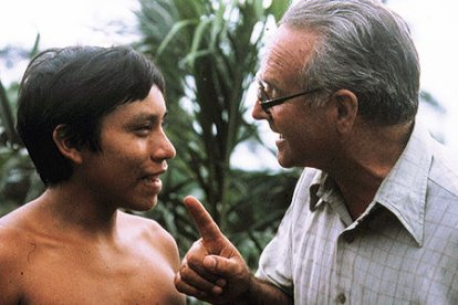 Monseñor Alejandro Labaka en una de sus actividades misioneras que se recuerda.
