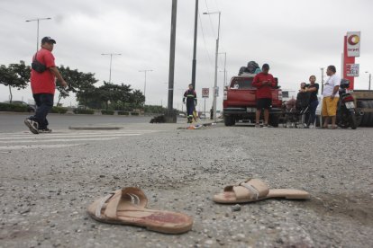 Las zapatillas que llevaba la joven herida quedaron en el sitio del suceso, manchadas de sangre.