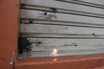 Disparos impactaron en las puertas enrollables de un chifa. Moradores encendieron velas.