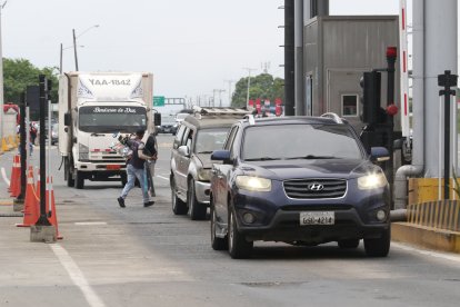 Miles de carros dejaron el puerto principal por la vía a la costa.