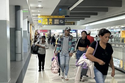 Los ciudadanos se apresuran a buscar los andenes para subir a los buses.