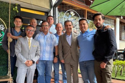 Machado, en su despedida junto a sus excompañeros del área de deportes.