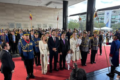Daniel Noboa fue recibido por el presidente de la Asamblea Nacional, Niels Olsen para el ingreso a la ceremonia de investidura.