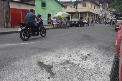 Las manchas de sangre quedaron en el lugar del crimen.