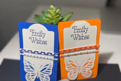 Su marca de pulseras artesanales que vende a diario en las diferentes playas de Miami.