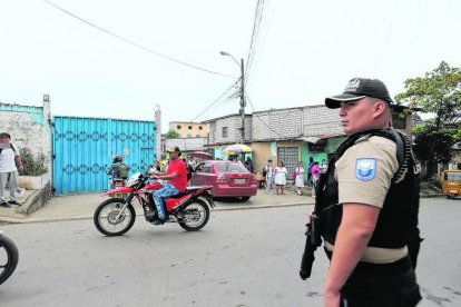 Docentes piden resguardo policial hasta su salida del plantel, no solo la de los alumnos.