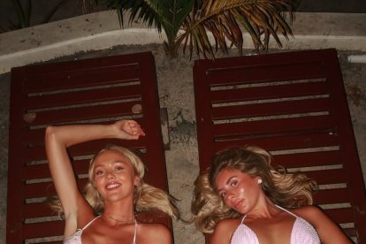 Annie Knight habría intentado igualar el récord sexual no oficial de Bonnie Blue (derecha)