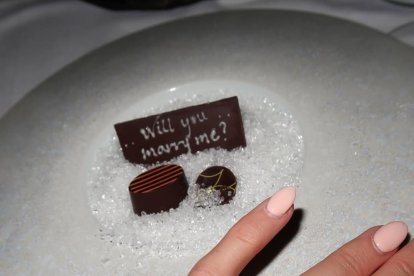 Annie Knight está comprometida con su actual novio.