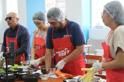 Los visitantes pueden participar en talleres gastronómicos en Miraflores, donde se aprende a preparar el tradicional cebiche.