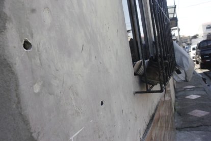 En una vivienda quedaron orificios por impactos de balas.